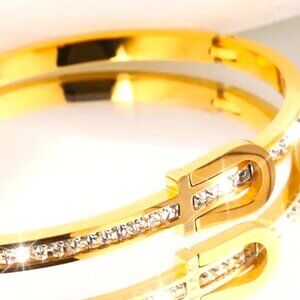 18K GOLD DIPPED BUCKLE BANGLE INLAID WITH CUBIC ZIRCONIA SLEEK AND ON TREND